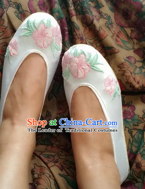 Traditional Chinese National Embroidered Shoes Handmade Bride White Satin Shoes, China Hanfu Embroidery Peach Blossom Wedding Shoes for Women