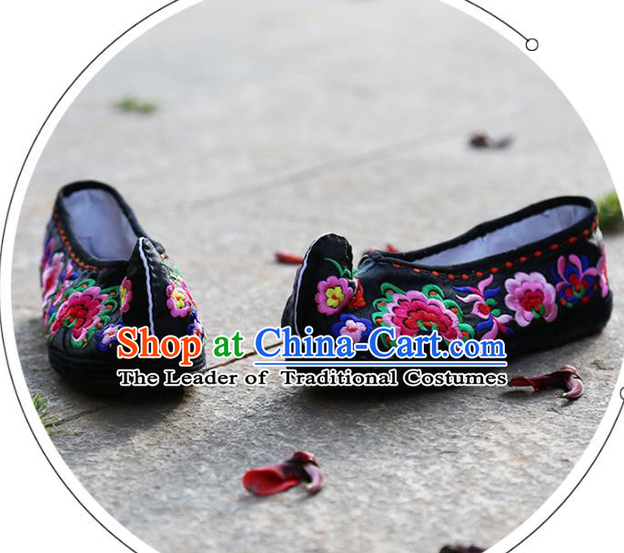 Asian Chinese Traditional Shoes Black Wedding Embroidered Shoes, China Peking Opera Hand Embroidery Peony Shoe Hanfu Princess Shoes for Women