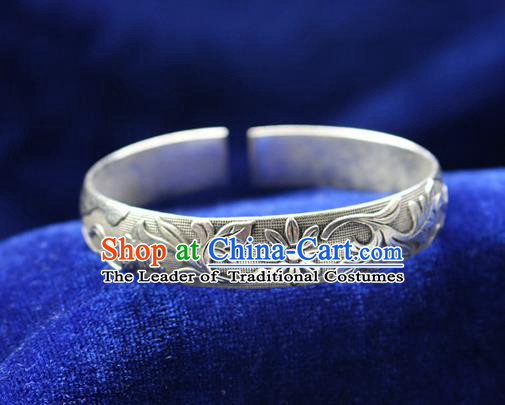 Traditional Chinese Miao Nationality Crafts Jewelry Accessory Bangle, Hmong Handmade Miao Silver Classical Flowers Bracelet, Miao Ethnic Minority Silver Bracelet Accessories for Women