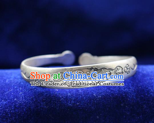 Traditional Chinese Miao Nationality Crafts Jewelry Accessory Bangle, Hmong Handmade Miao Silver Classical Flowers Bracelet, Miao Ethnic Minority Silver Bracelet Accessories for Women