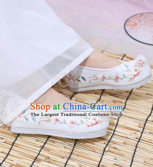 Traditional Chinese National White Embroidered Begonia Shoes Ancient Princess Shoes Handmade Hanfu Shoes for Women