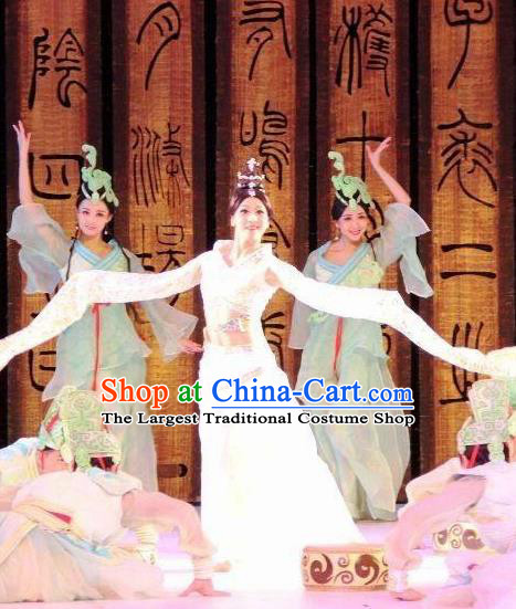 Beautiful Chinese Dance Yueren Dance White Costume Traditional Classical Dance Dress for Women