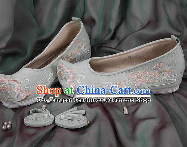 Chinese Handmade Embroidered Lotus Light Green Cloth Bow Shoes Traditional Ming Dynasty Hanfu Shoes Princess Shoes for Women