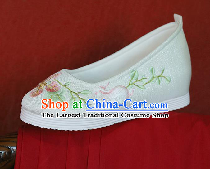 China Embroidered Peach Blossom Rabbit Shoes Hanfu Shoes Princess Shoes Handmade White Cloth Shoes