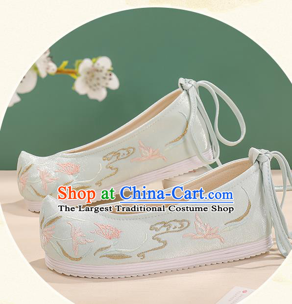 China Female Shoes Hanfu Shoes Handmade Light Green Cloth Shoes Ming Dynasty Embroidered Shoes