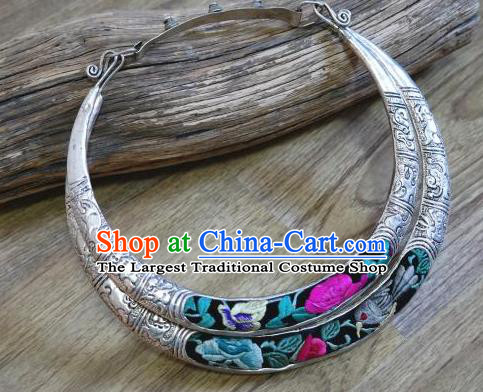 China Traditional Miao Nationality Embroidered Necklace Handmade Ethnic Women Jewelry Accessories National Silver Carving Necklet