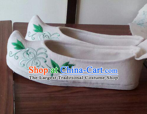 Chinese Traditional Handmade Embroidered Chrysanthemum White Shoes Opera Shoes Hanfu Shoes Ancient Princess Shoes for Women