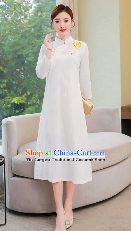 Chinese Traditional Compere Embroidered White Cheongsam Costume China National Qipao Dress for Women