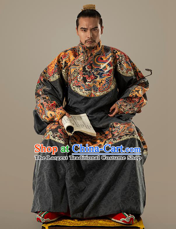 Traditional Chinese Ming Dynasty Swordsman Black Embroidered Robe Ancient Emperor Costumes for Men