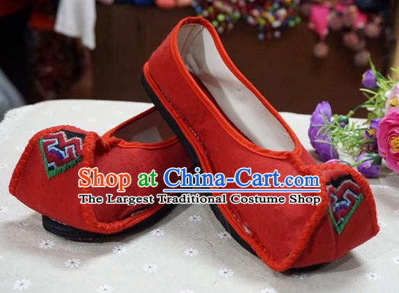 Traditional Chinese Ethnic Bride Red Shoes Handmade Yunnan National Embroidered Shoes Wedding Shoes for Women