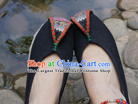 Traditional Chinese Yunnan Ethnic Black Embroidered Shoes Handmade National Shoes Hanfu Dress for Women