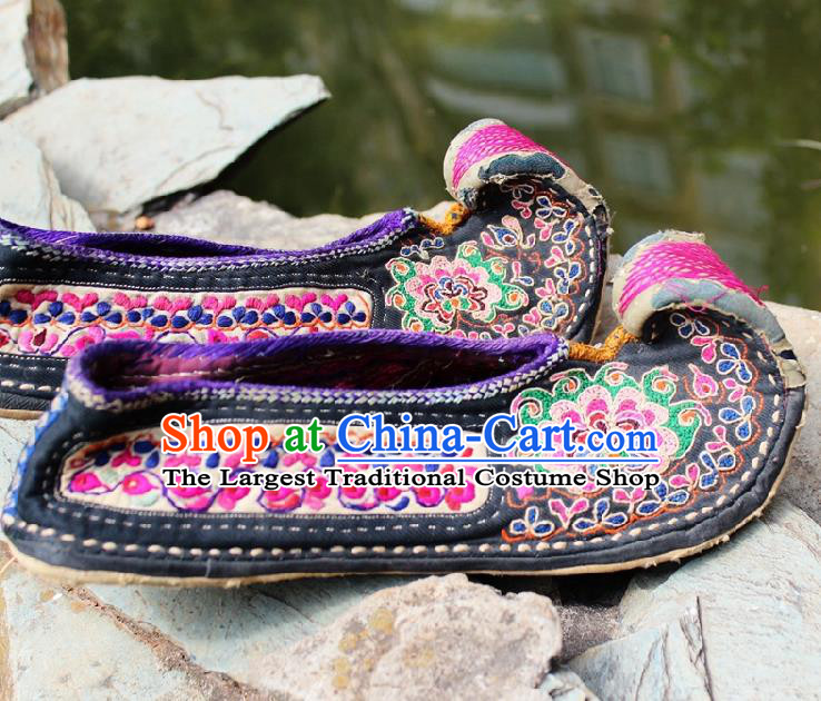 Asian Chinese Handmade Embroidery Flowers Cloth Shoes National Shoes Embroidered Shoes Traditional Yunnan Ethnic Shoes for Women