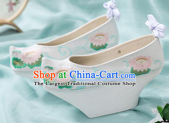 Chinese Qing Dynasty White Saucers Shoes Ancient Princess Embroidery Lotus Shoes Traditional Court Lady Shoes Embroidered Shoes Handmade Satin Shoes