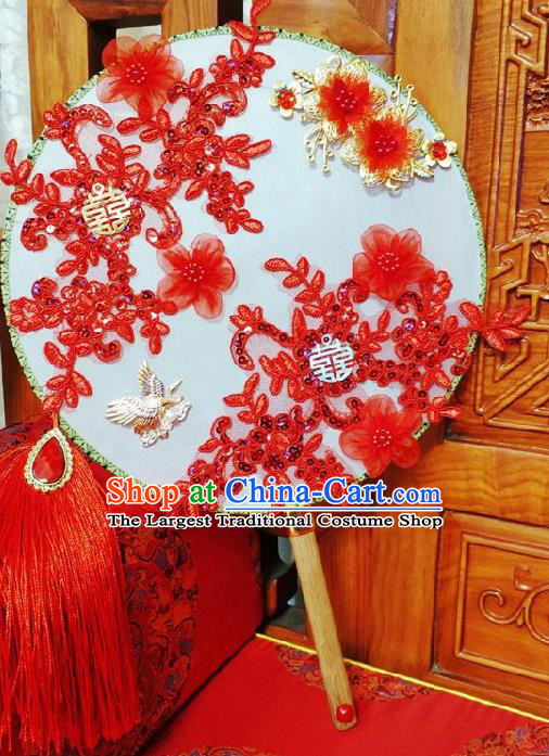 China Handmade Red Tassel Circular Fan Traditional Xiuhe Suit Silk Fan Wedding Bride Lace Palace Fan