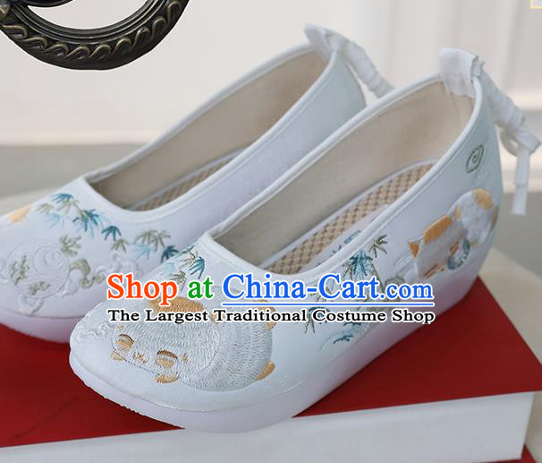 Chinese Traditional Ming Dynasty Shoes Ancient Princess Shoes Embroidered White Shoes