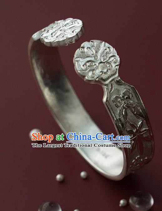 China Handmade Silver Carving Butterfly Bracelet Traditional National Bangle Jewelry Accessories