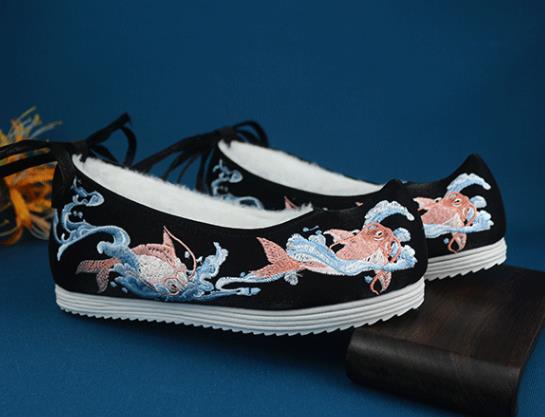 China Handmade Traditional Shoes National Winter Shoes Embroidered Fishes Black Cloth Shoes