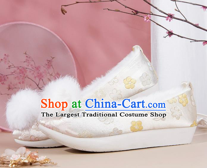 China Classical White Brocade Shoes Traditional Satin Shoes Song Dynasty Noble Lady Hanfu Shoes