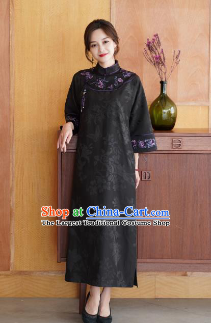 China Classical Embroidered Black Silk Cheongsam Costume National Young Beauty Stand Collar Qipao Dress