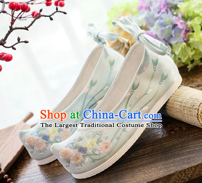 China National Embroidered Flowers Light Green Cloth Shoes Traditional Ming Dynasty Hanfu Shoes Handmade Princess Shoes