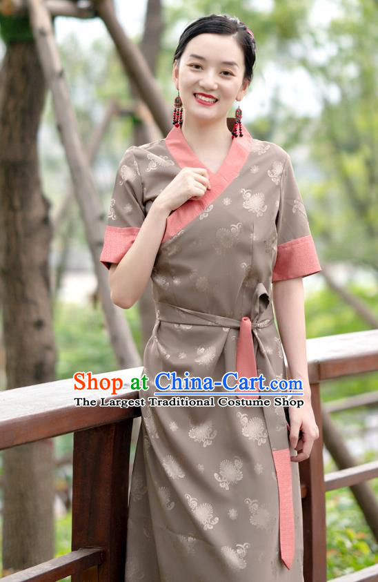 China Traditional Xizang Tibetan Khaki Brocade Dress Costume Zang Nationality Minority Heishui Dance Bola Clothing