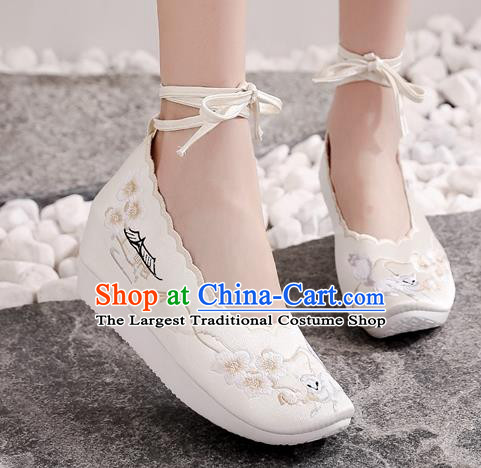 China Embroidered Plum Blossom Shoes National White Cloth Shoes Traditional Tang Dynasty Princess Shoes