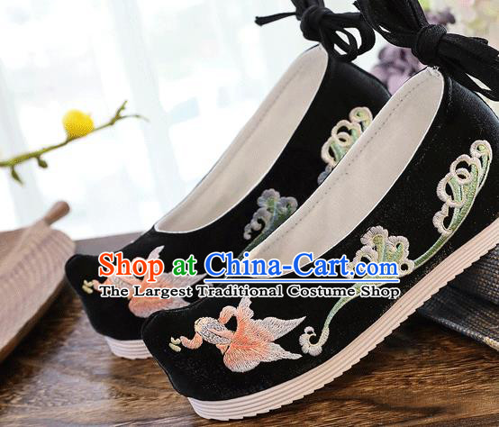 China Handmade Black Cloth Shoes Traditional National Woman Shoes Embroidered Goldfish Shoes