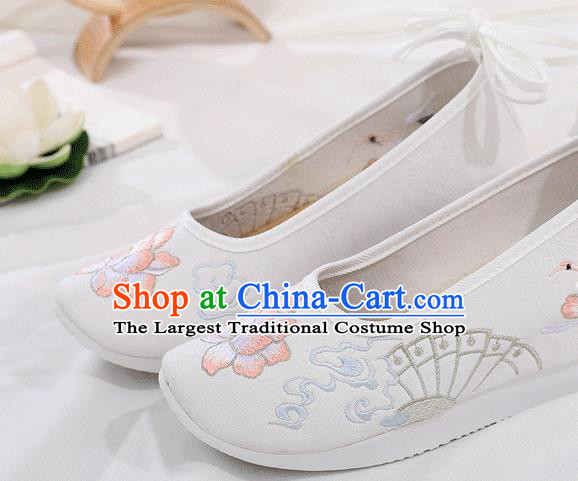 China Traditional Ming Dynasty Embroidered Shoes Ancient Princess White Cloth Shoes