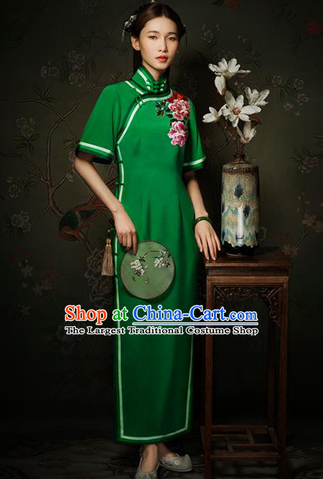 China Classical Suzhou Embroidered Peony Cheongsam Traditional Minguo Young Lady Green Silk Qipao Dress