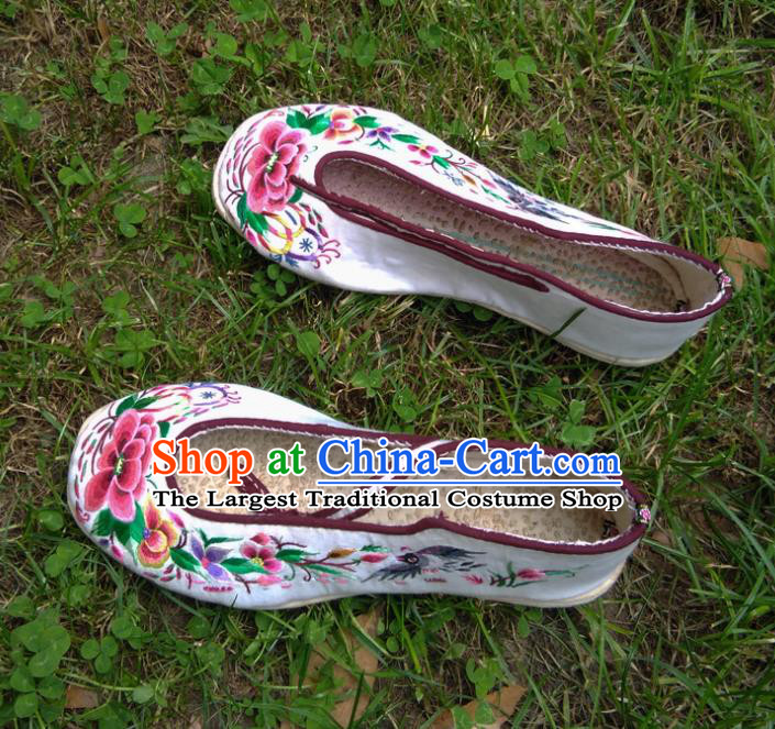 Chinese Handmade White Satin Shoes Traditional Yi Nationality Shoes Yunnan Ethnic Shoes National Embroidered Shoes