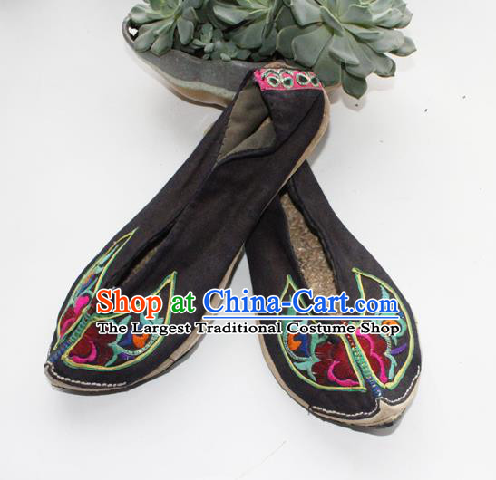 Chinese Handmade Yunnan Ethnic Black Cloth Shoes Traditional Embroidered Shoes Yi Nationality Folk Dance Shoes