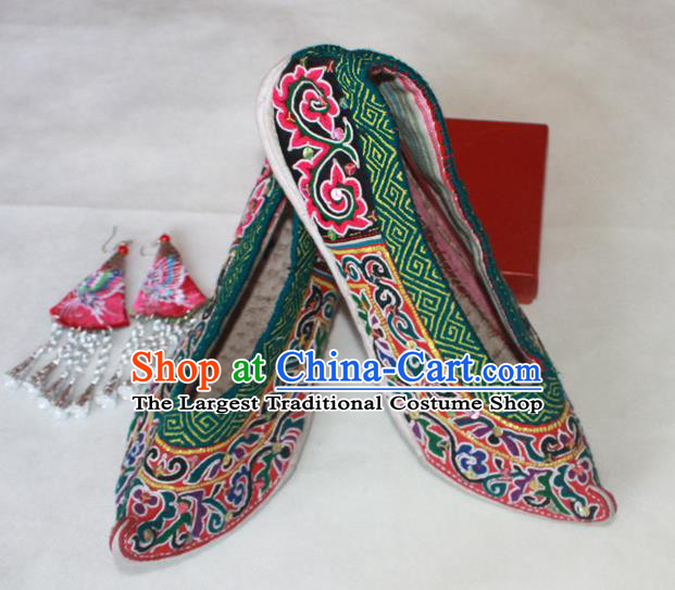 Chinese Handmade Ethnic Bride Shoes Shui Nationality Stage Performance Shoes National Yunnan Embroidered Shoes