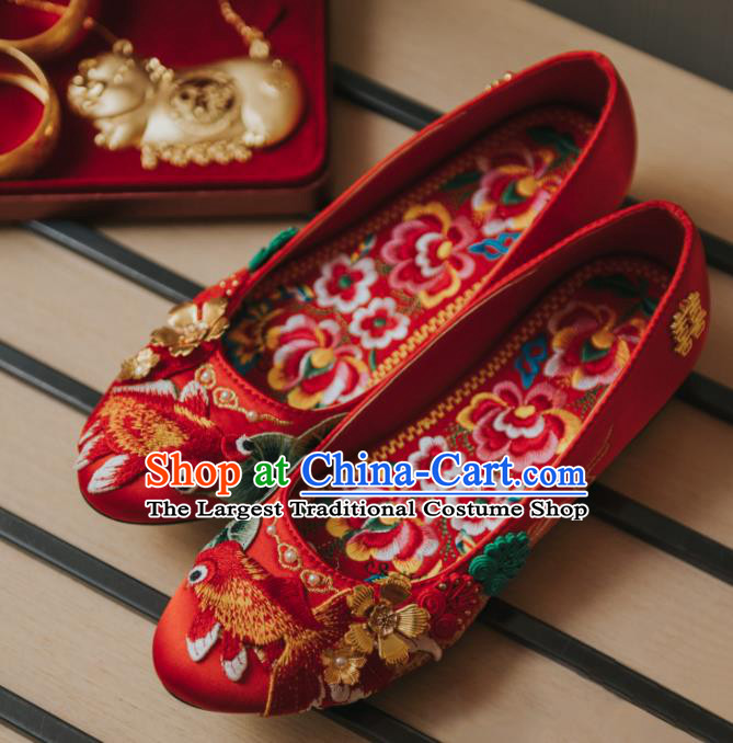 China Handmade Bride Shoes Xiuhe Suit Shoes Wedding Red Satin Shoes Embroidered Goldfish Shoes