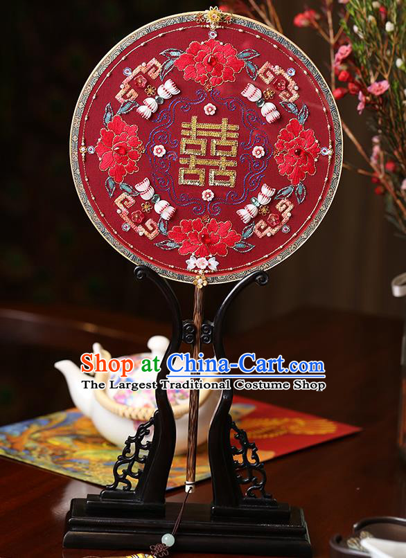 China Handmade Red Silk Palace Fan Traditional Hanfu Shell Circular Fans Wedding Bride Embroidered Peony Fan