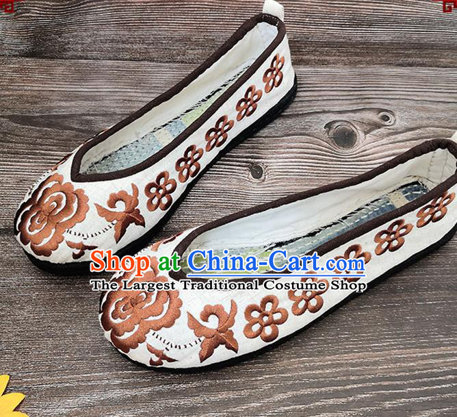 Handmade China Beige Embroidered Shoes National Woman Strong Cloth Shoes Yunnan Ethnic Folk Dance Shoes