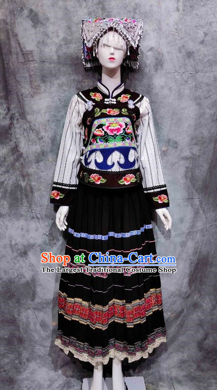 Clothes Of The Buyi Nationality 56 Ethnic Minorities Dress Up On Catwalks And Perform Costumes