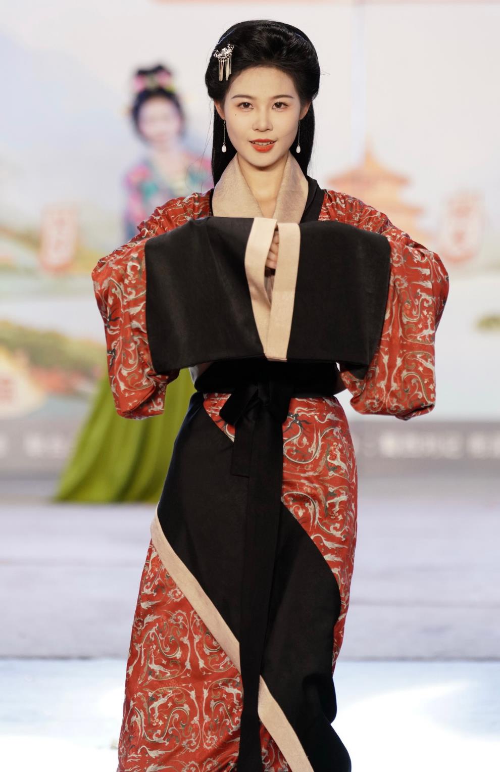 Chinese Historical Reproduction Clothing Han Dynasty Quju Winding Robe Dress Hanfu Traditional China Costumes