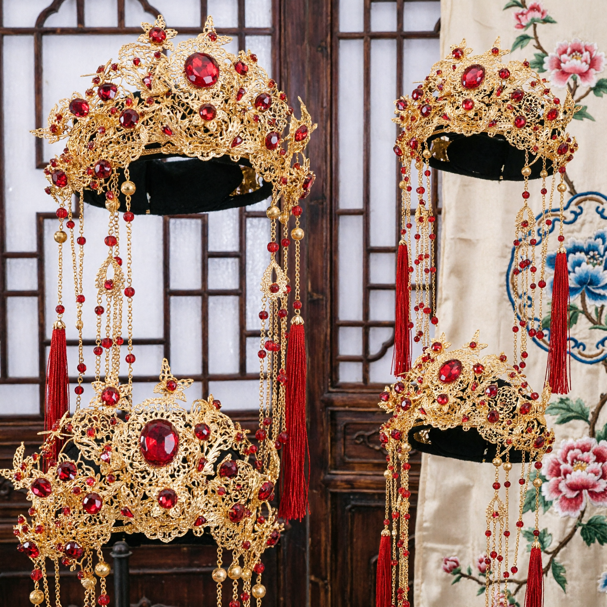 Copricapo Nuziale Tradizionale Cinese per Sposa, Corona d'Oro della Fenice con Gemme Rosse e Nappe per Sposa Hanfu - Asian Costume
