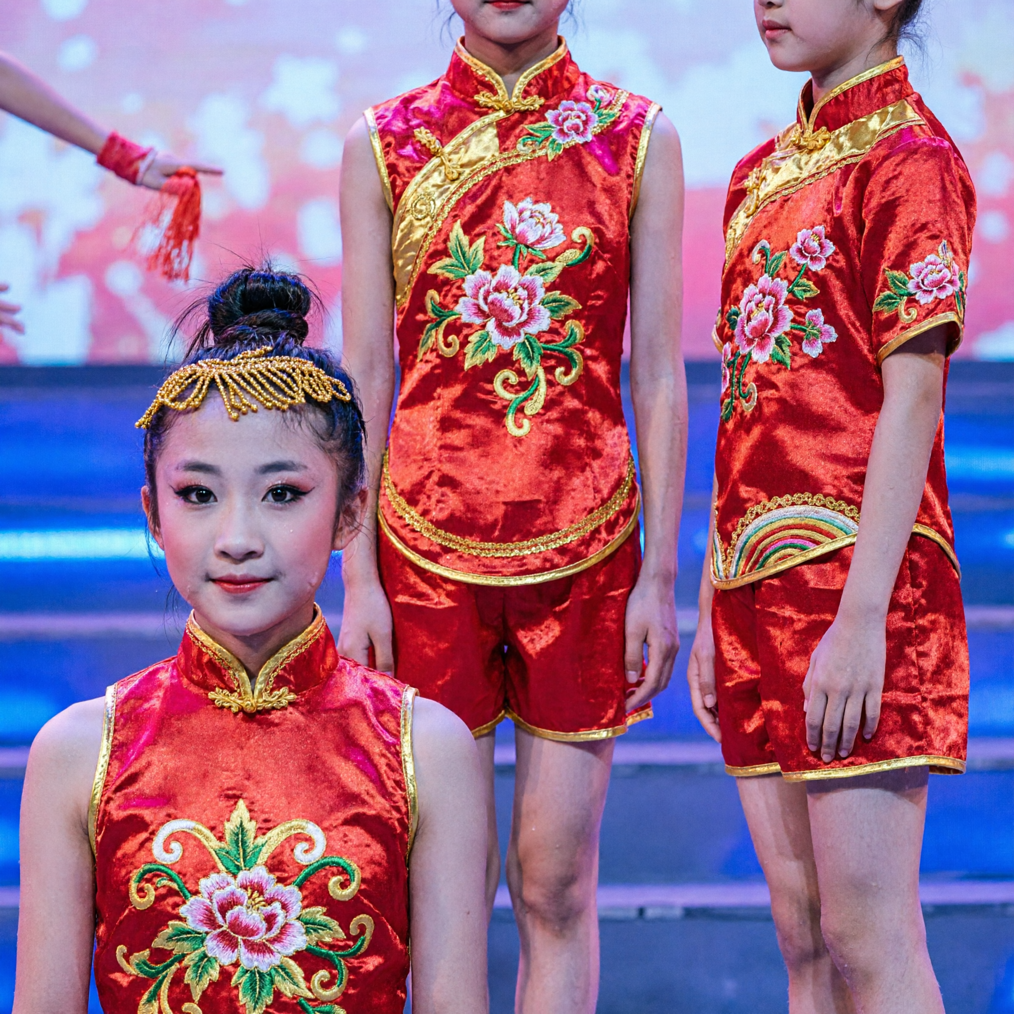 Traditioneel Chinees Rood Trommel Danskostuum voor Meisjes met Gouden Hoofdtooi voor Podiumoptreden - Asian Costume