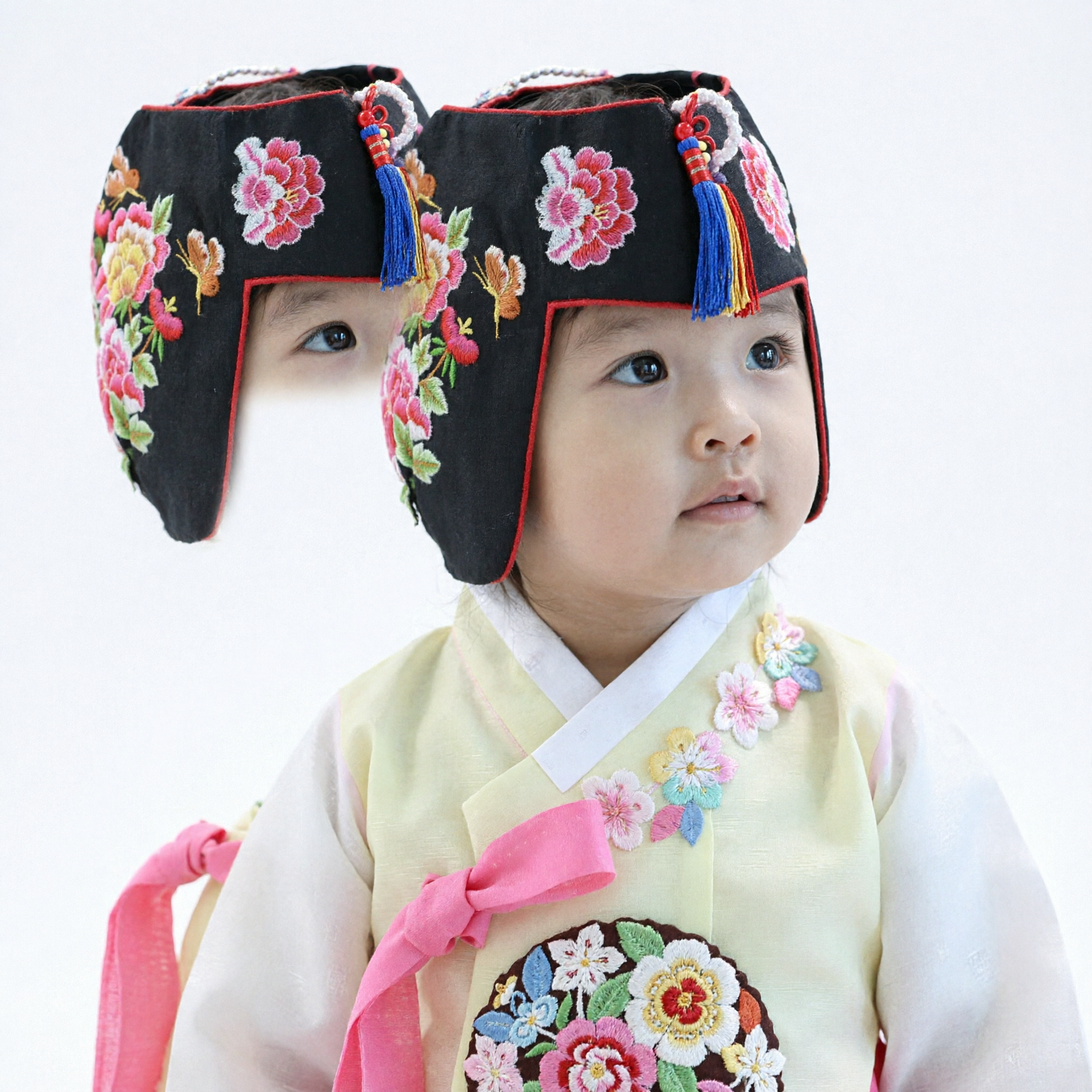 伝統的韓国ハンボクベビー帽子 黒刺繍花柄キャップ 幼児初誕生トルジャンチ祝い衣装用 - Asian Costume