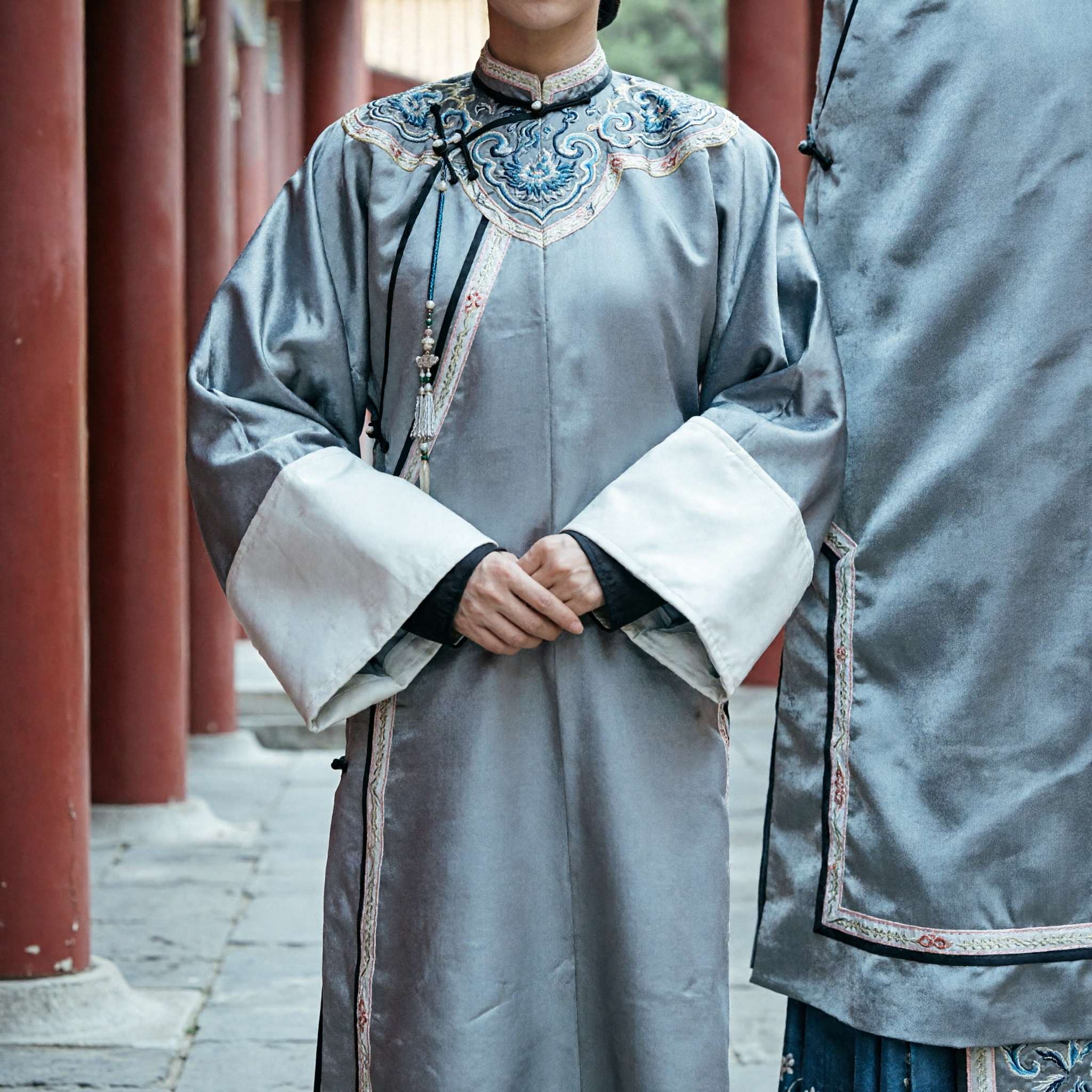 Traje de Princesa Manchu da Dinastia Qing Chinesa Antiga Robe Cinza Bordado Vestuário Tradicional de Palácio para Mulheres - Asian Costume