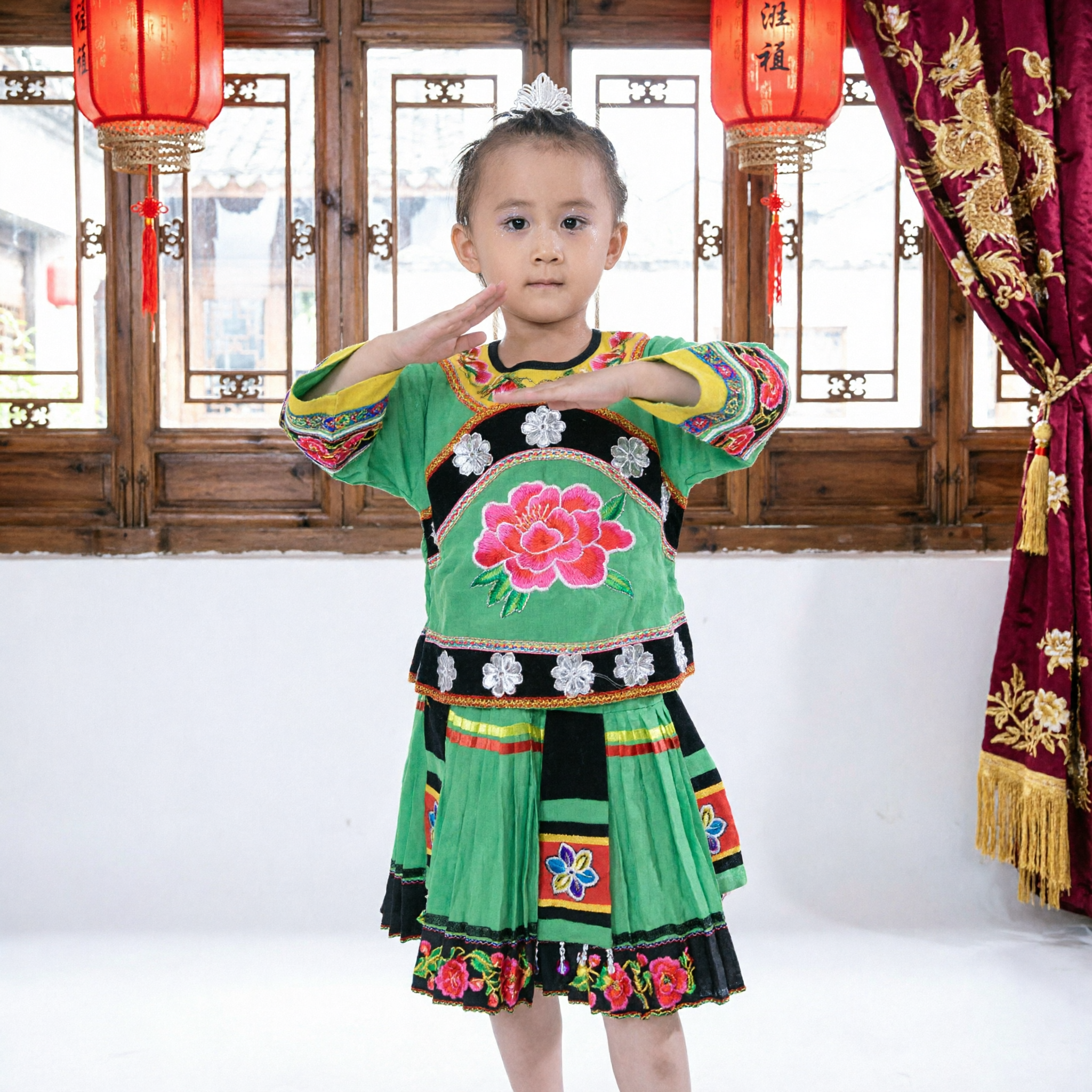 Costume Tradizionale dell'Etnia Miao Cinese Ricamato in Verde per Ragazze, Abbigliamento da Danza e Spettacolo per Bambini - Asian Costume