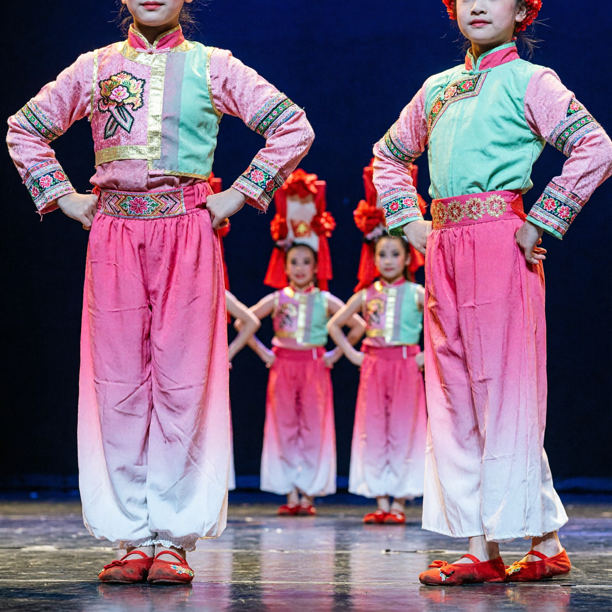 Traje de Danza Étnica China Tradicional para Niñas para Actuación Escénica con Diadema de Flores Rojas y Pantalones Degradados - Asian Costume