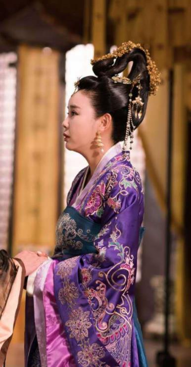 Chinese Ancient Drama Queen Dugu Northern Zhou Dynasty Queen Dowager Embroidered Historical Costume and Headpiece for Women