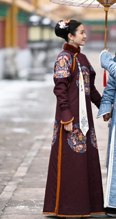 Chinese Ancient Garment Manchu Historical Costumes and Hairpins Drama Dreaming Back to the Qing Dynasty Princess Consort Ming Wei Qipao Dress