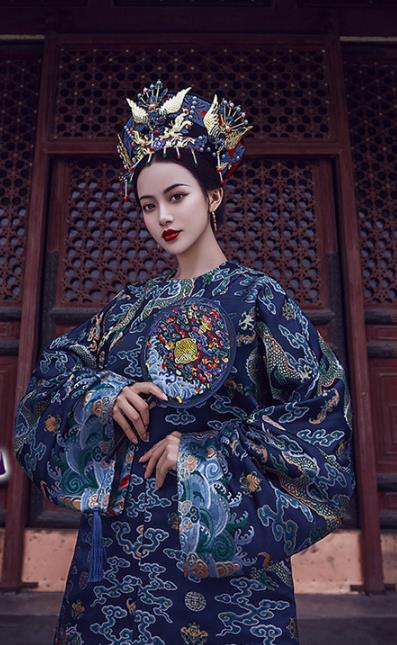Chinese Qing Dynasty Noble Female Historical Costumes Traditional Manchu Apparels Ancient Imperial Consort Hanfu Dress and Headdress for Women