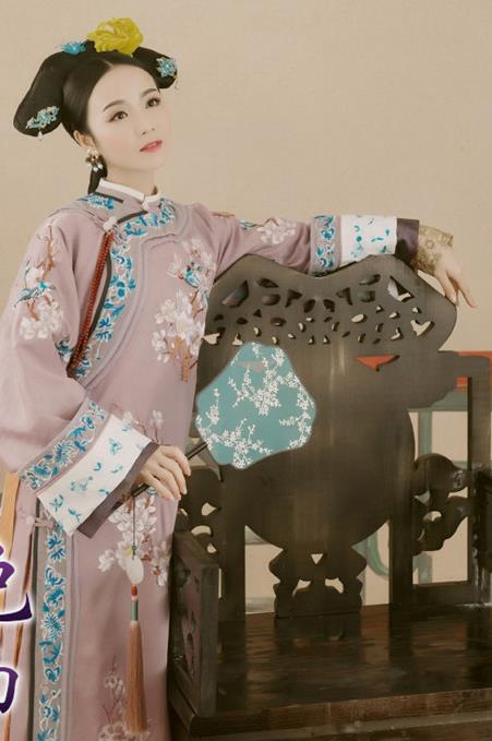 Chinese Traditional Qing Dynasty Manchu Palace Concubine Historical Costumes Ancient Drama Imperial Consort Hanfu Dress Apparels and Headdress for Women