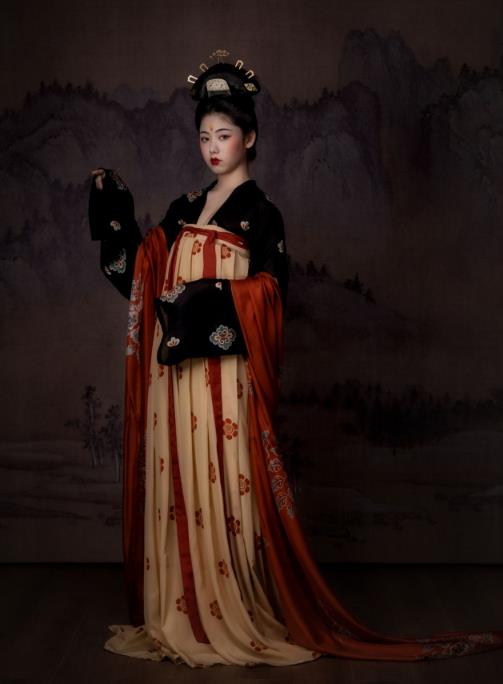 China Traditional Tang Dynasty Imperial Madame Historical Clothing Ancient Court Beauty Hanfu Dress Garments and Headdress